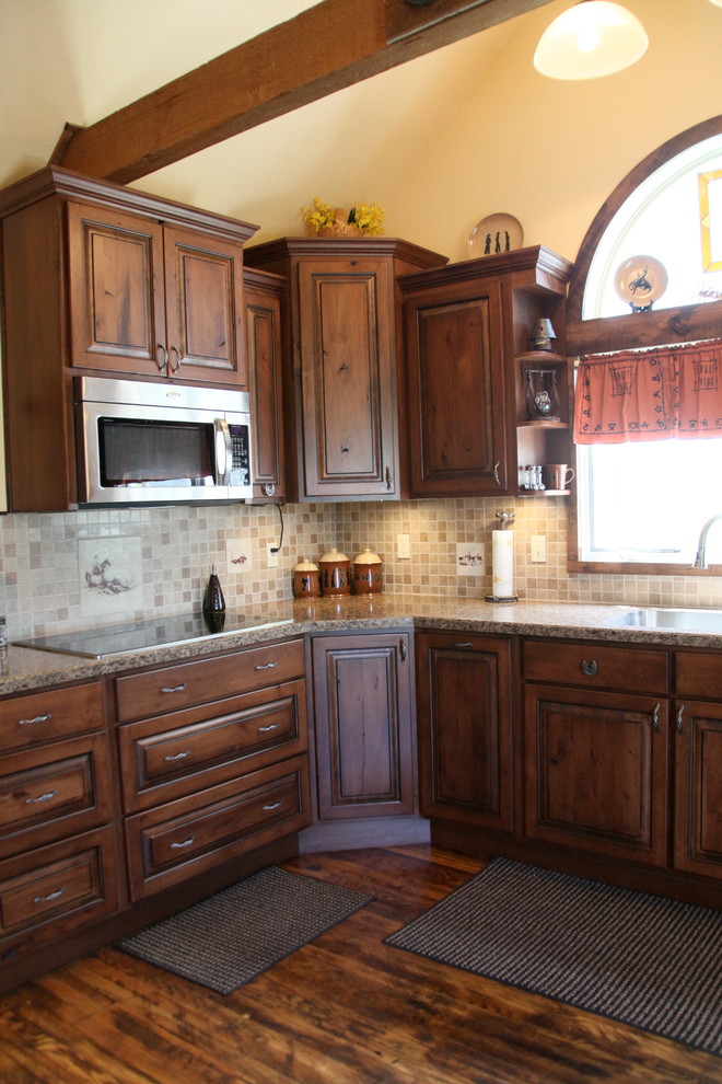 Exempel på ett avskilt rustikt u-kök, med en undermonterad diskho, luckor med upphöjd panel, skåp i mörkt trä, laminatbänkskiva, beige stänkskydd, stänkskydd i stenkakel och rostfria vitvaror