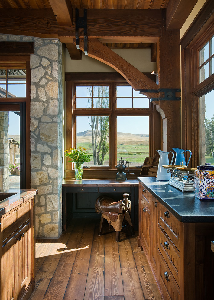 Exempel på ett stort rustikt kök och matrum, med skåp i mellenmörkt trä, granitbänkskiva, mellanmörkt trägolv och flera köksöar