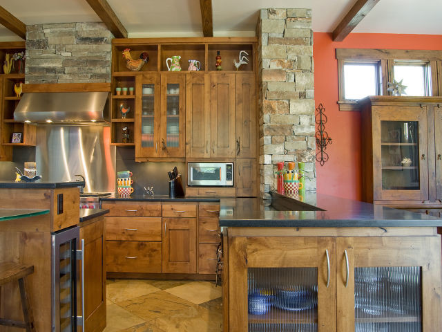 Example of a large mountain style u-shaped slate floor eat-in kitchen design in Salt Lake City with an undermount sink, shaker cabinets, medium tone wood cabinets, granite countertops, black backsplash, porcelain backsplash, stainless steel appliances and an island