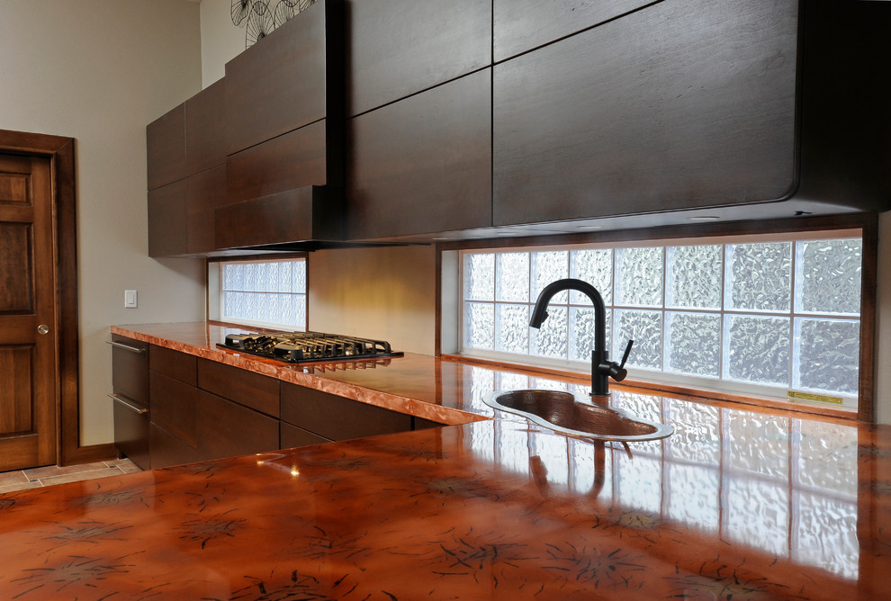 Foto di una cucina boho chic di medie dimensioni con lavello da incasso, ante lisce, ante in legno bruno, paraspruzzi con piastrelle di vetro e top in rame