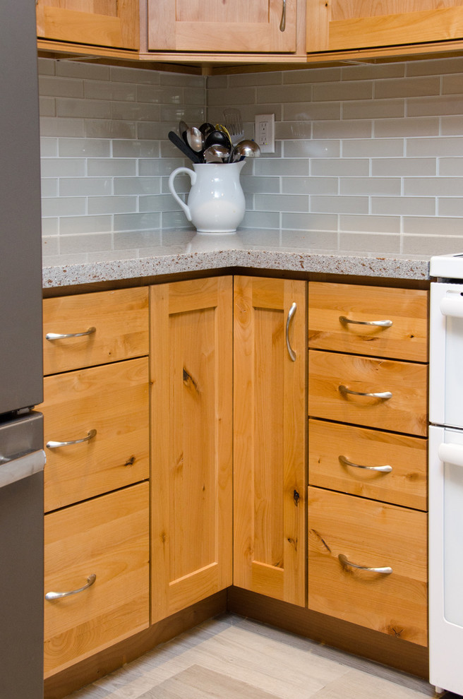 Foto på ett mellanstort rustikt kök, med en dubbel diskho, luckor med infälld panel, skåp i mellenmörkt trä, granitbänkskiva, vitt stänkskydd, stänkskydd i tunnelbanekakel, vita vitvaror och klinkergolv i porslin