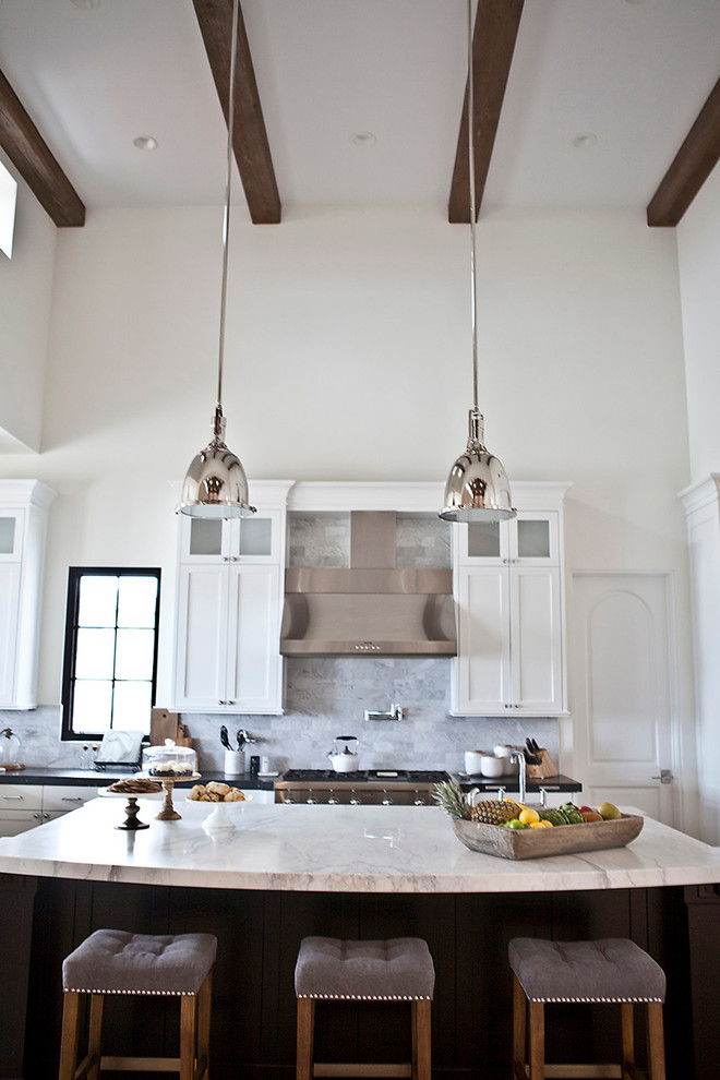 Exempel på ett stort klassiskt kök, med en undermonterad diskho, skåp i shakerstil, vita skåp, marmorbänkskiva, vitt stänkskydd, stänkskydd i keramik, rostfria vitvaror, ljust trägolv och en köksö