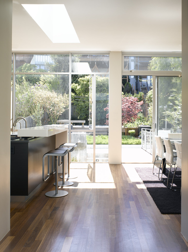Foto di una cucina abitabile moderna con ante in legno bruno