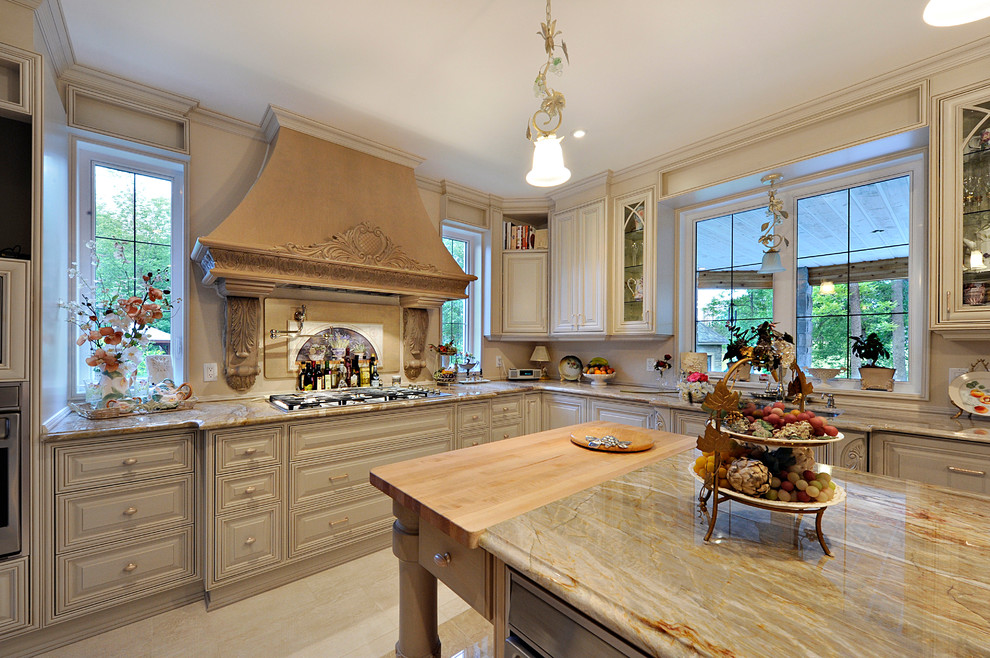 Kitchen - traditional kitchen idea in Montreal