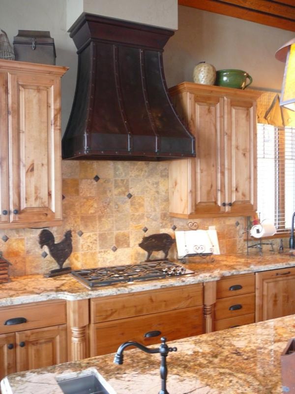 Inspiration pour une cuisine encastrable craftsman en L et bois clair de taille moyenne avec un placard avec porte à panneau surélevé, un plan de travail en granite, une crédence beige et une crédence en céramique.