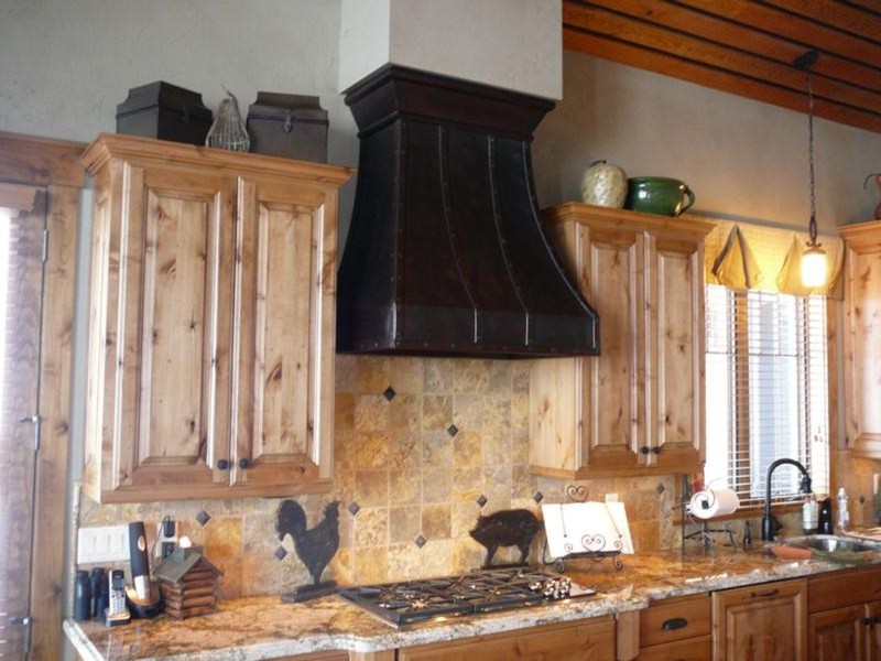 Mittelgroße Rustikale Küche in L-Form mit profilierten Schrankfronten, hellen Holzschränken, Granit-Arbeitsplatte, Küchenrückwand in Beige, Rückwand aus Keramikfliesen und Elektrogeräten mit Frontblende in Austin