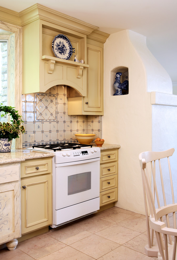 Exempel på ett avskilt, mellanstort klassiskt l-kök, med en nedsänkt diskho, gula skåp, marmorbänkskiva, blått stänkskydd, stänkskydd i keramik, integrerade vitvaror och marmorgolv