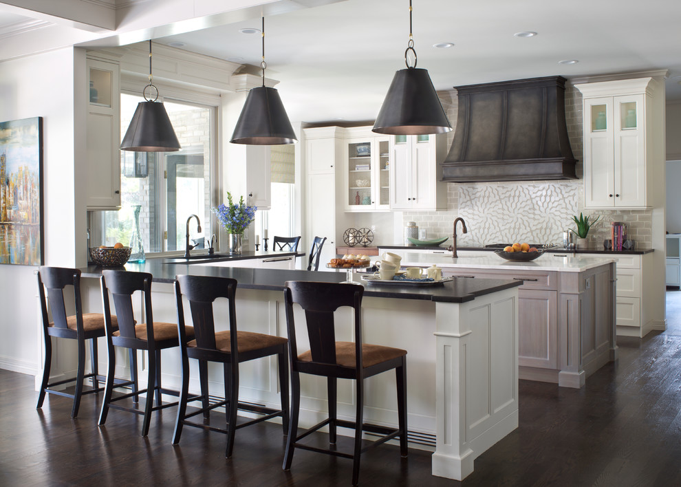 Immagine di un cucina con isola centrale classico con ante in stile shaker, ante bianche, paraspruzzi multicolore, parquet scuro e pavimento marrone