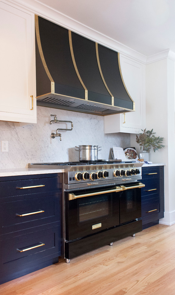 Inredning av ett eklektiskt mellanstort grå linjärt grått kök och matrum, med skåp i shakerstil, blå skåp, grått stänkskydd, svarta vitvaror och brunt golv