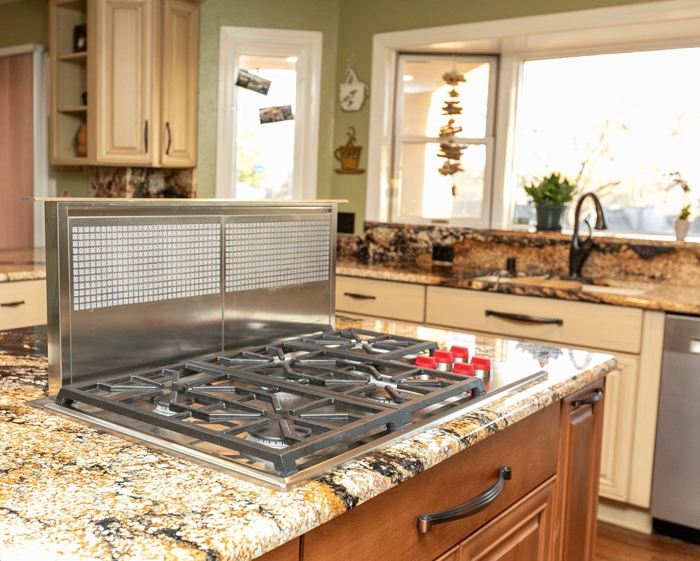 Foto på ett mycket stort vintage flerfärgad kök, med en nedsänkt diskho, luckor med upphöjd panel, vita skåp, granitbänkskiva, flerfärgad stänkskydd, rostfria vitvaror, vinylgolv, en köksö och brunt golv
