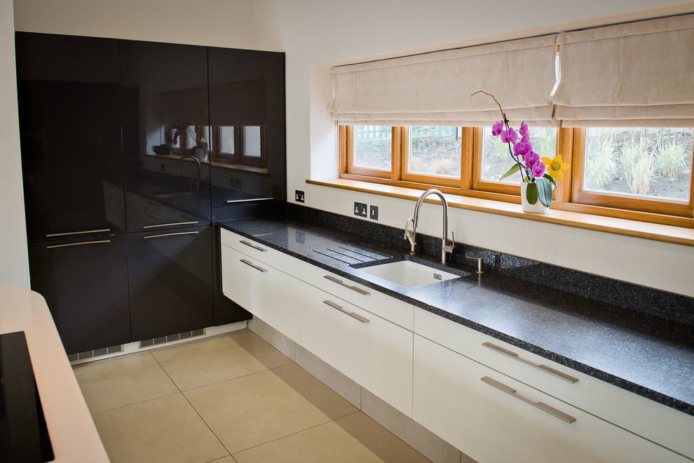 Bild på ett stort funkis kök och matrum, med en undermonterad diskho, vita skåp, bänkskiva i koppar, travertin golv och en köksö