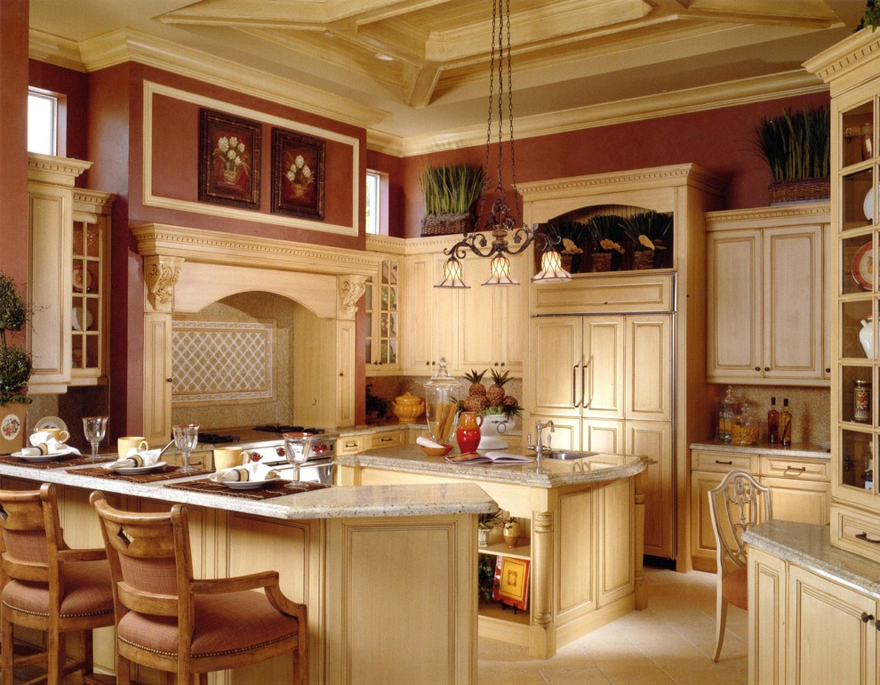 Bild på ett mellanstort medelhavsstil kök, med en enkel diskho, luckor med upphöjd panel, skåp i ljust trä, granitbänkskiva, beige stänkskydd, klinkergolv i keramik, flera köksöar, stänkskydd i mosaik, integrerade vitvaror och beiget golv