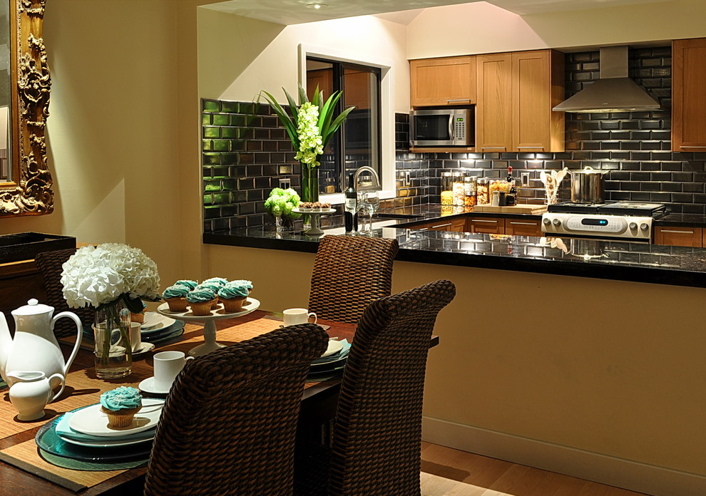 Immagine di una cucina abitabile contemporanea con ante in stile shaker, ante in legno scuro, paraspruzzi nero, paraspruzzi con piastrelle diamantate e elettrodomestici in acciaio inossidabile