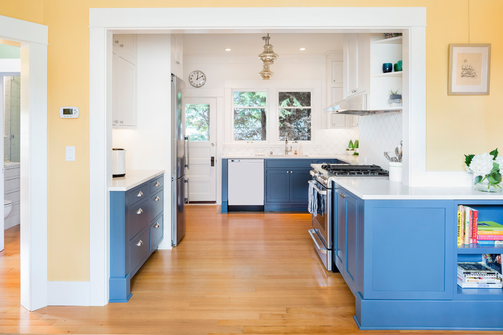 Photo of a modern kitchen in Seattle.