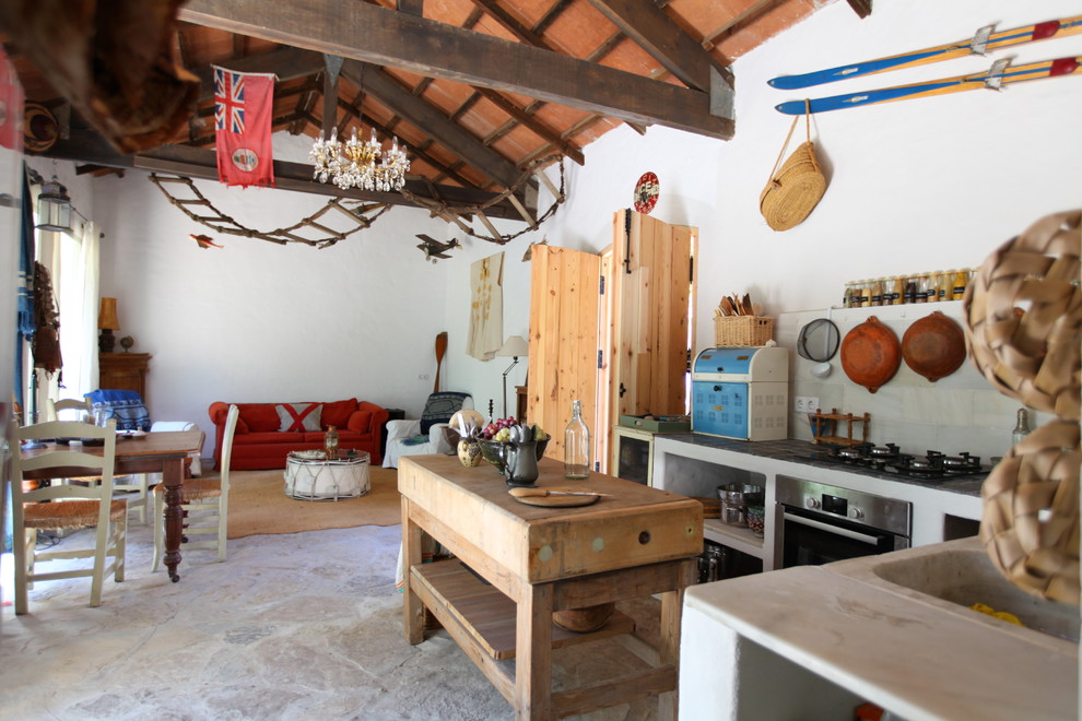 Imagen de cocinas en L rústica de tamaño medio abierta con armarios abiertos, salpicadero blanco y una isla