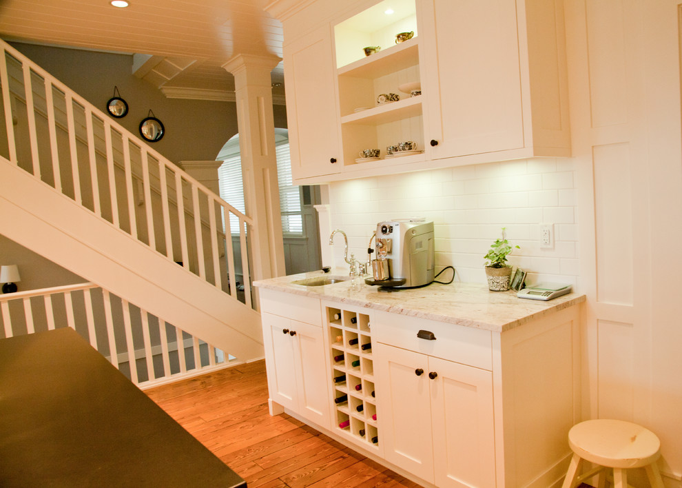 バンクーバーにある中くらいなトラディショナルスタイルのおしゃれなキッチン (シェーカースタイル扉のキャビネット、白いキャビネット) の写真