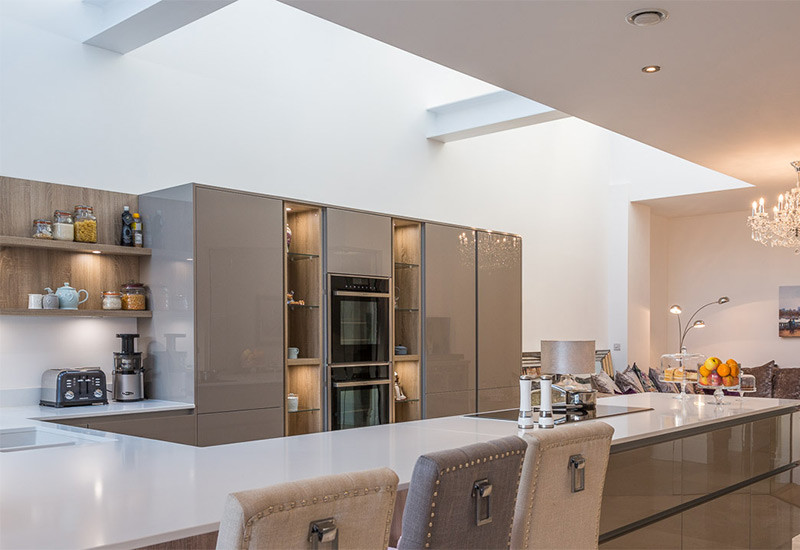 Свежая идея для дизайна: п-образная кухня-гостиная в стиле модернизм с серыми фасадами - отличное фото интерьера