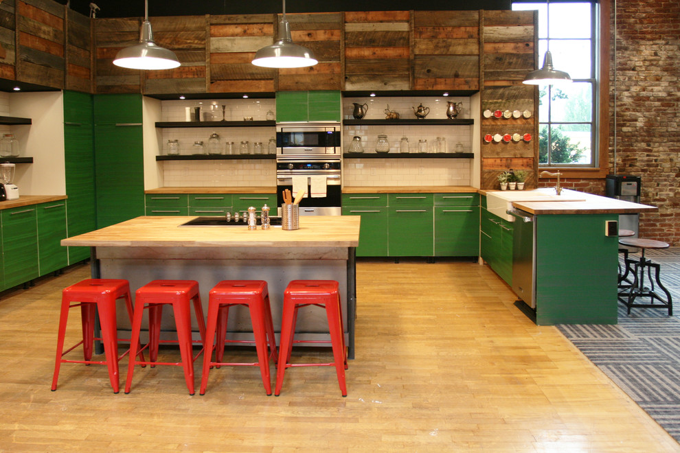 Immagine di una cucina industriale con lavello stile country, ante lisce, ante verdi, top in legno, paraspruzzi beige, paraspruzzi con piastrelle diamantate e elettrodomestici in acciaio inossidabile