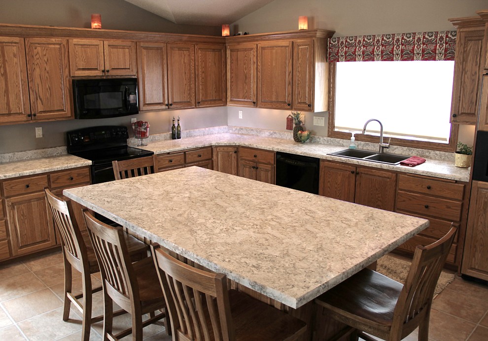 Foto di una cucina chic di medie dimensioni con lavello a doppia vasca, top in laminato, elettrodomestici neri e pavimento beige