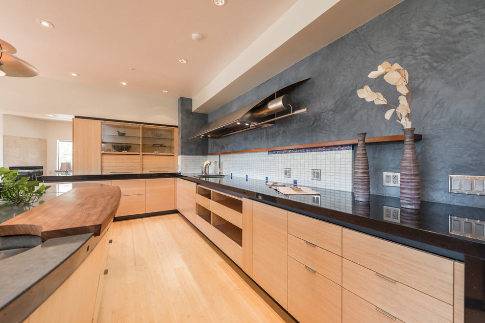 Moderne Küche mit flächenbündigen Schrankfronten, hellen Holzschränken und Küchenrückwand in Blau in San Francisco