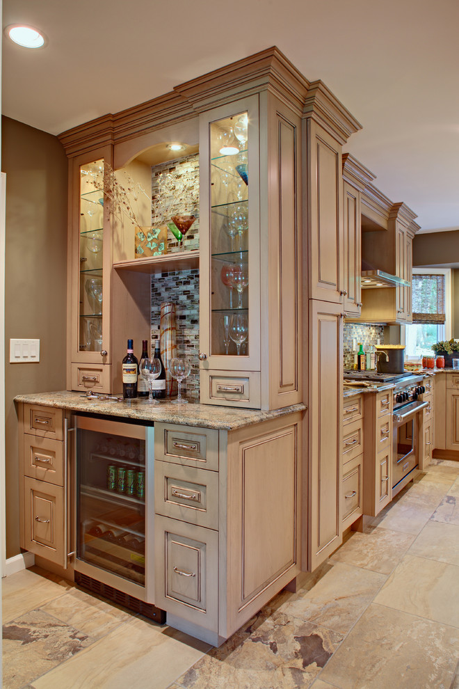 Kitchen - traditional kitchen idea in New York