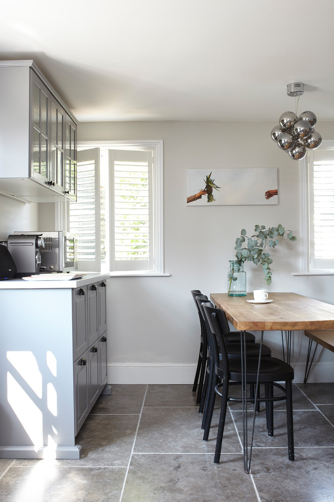 Стильный дизайн: маленькая кухня в современном стиле с серым полом для на участке и в саду - последний тренд