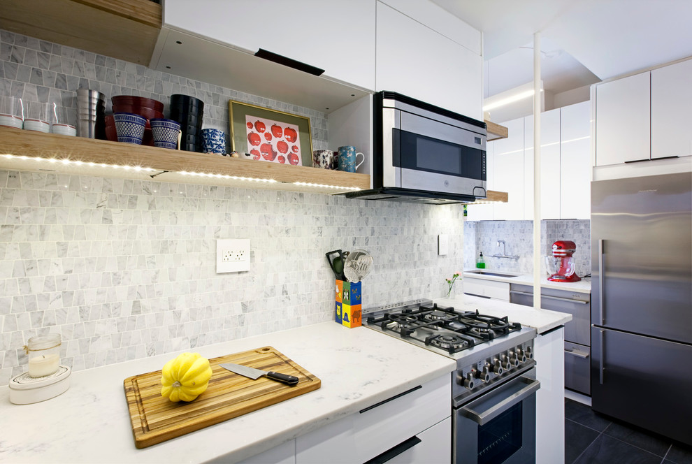 Imagen de cocinas en L contemporánea de tamaño medio cerrada sin isla con fregadero encastrado, puertas de armario blancas, salpicadero verde y electrodomésticos blancos