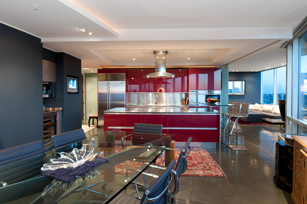 Zweizeilige Moderne Küche mit Edelstahl-Arbeitsplatte, flächenbündigen Schrankfronten, roten Schränken, Küchenrückwand in Metallic, Rückwand aus Metallfliesen und Küchengeräten aus Edelstahl in Vancouver