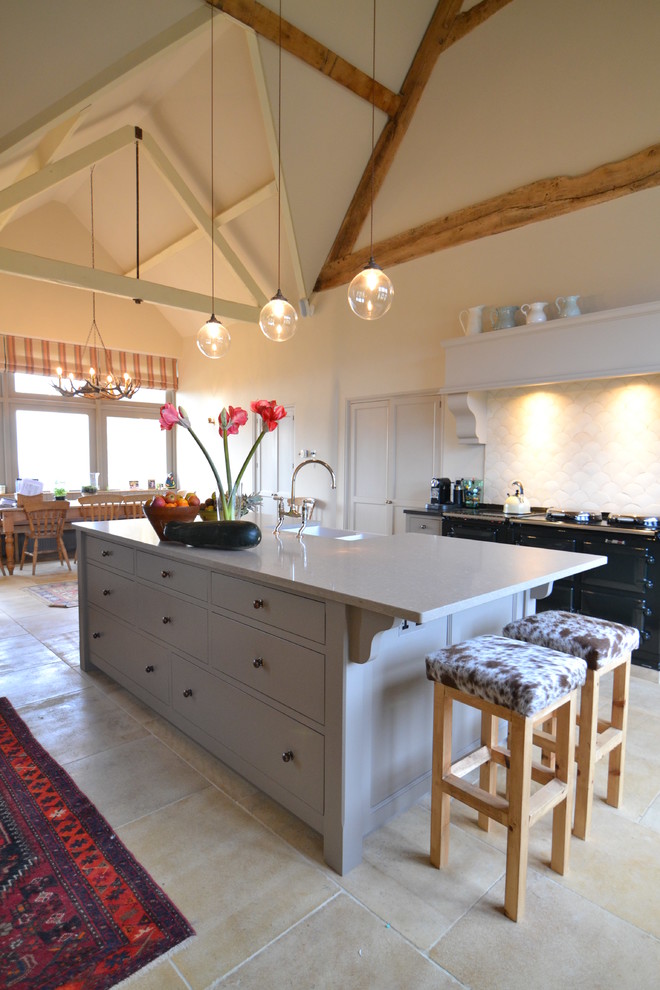Landhaus Küche mit Landhausspüle und Küchenrückwand in Weiß in Oxfordshire