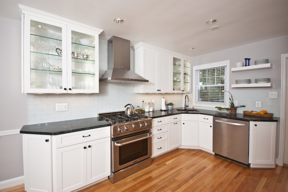 Imagen de cocina clásica renovada con armarios estilo shaker, puertas de armario blancas, salpicadero de azulejos tipo metro y electrodomésticos de acero inoxidable