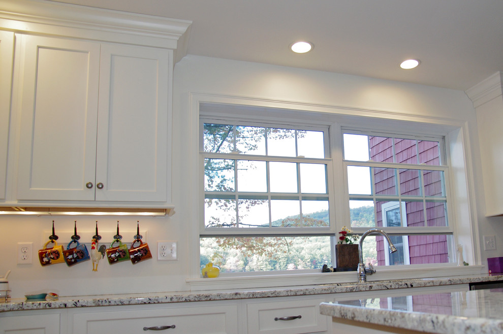 Recessed lighting & granite countertops Traditional Kitchen
