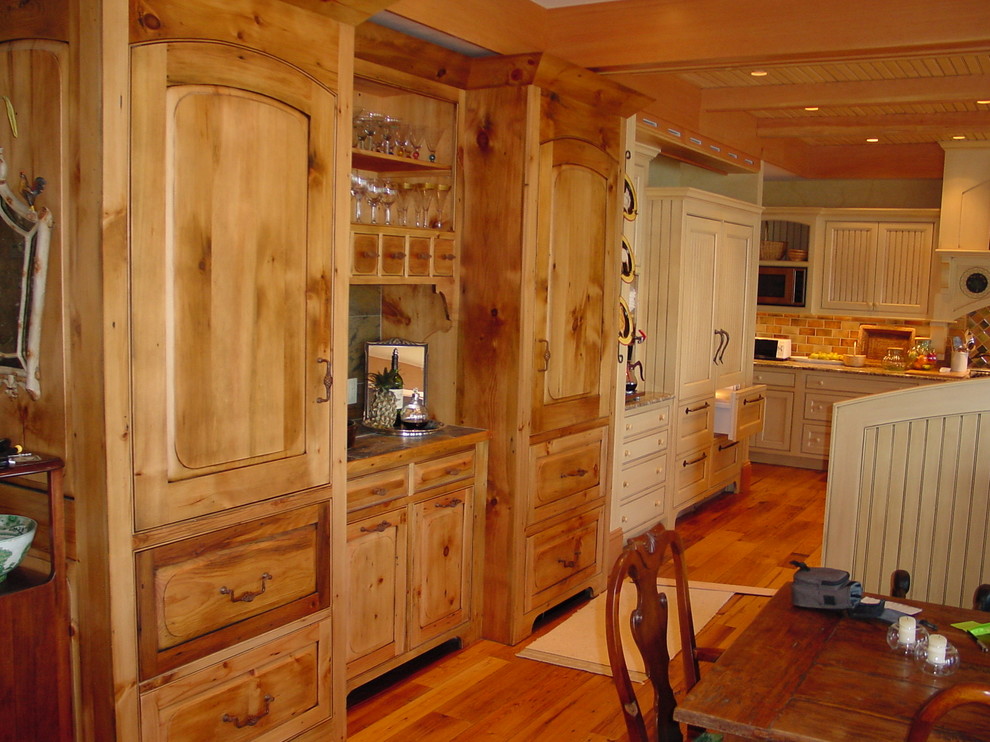 Urige Wohnküche mit Schränken im Used-Look und Lamellenschränken in Portland Maine