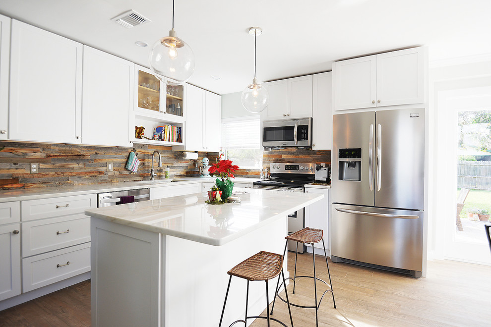 フィラデルフィアにあるトランジショナルスタイルのおしゃれなキッチン (アンダーカウンターシンク、シェーカースタイル扉のキャビネット、白いキャビネット、シルバーの調理設備、淡色無垢フローリング) の写真