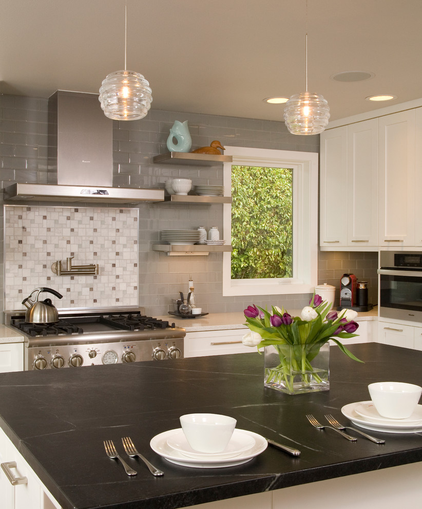 Exempel på ett mellanstort klassiskt kök, med skåp i shakerstil, vita skåp, mellanmörkt trägolv, en köksö, en undermonterad diskho, bänkskiva i täljsten, flerfärgad stänkskydd, stänkskydd i mosaik, integrerade vitvaror och brunt golv