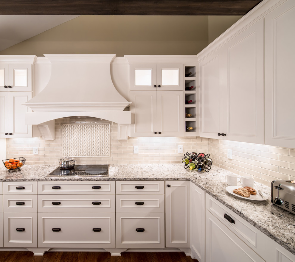 Immagine di una cucina chic con ante con riquadro incassato, ante bianche, top in quarzo composito, paraspruzzi bianco e paraspruzzi in travertino