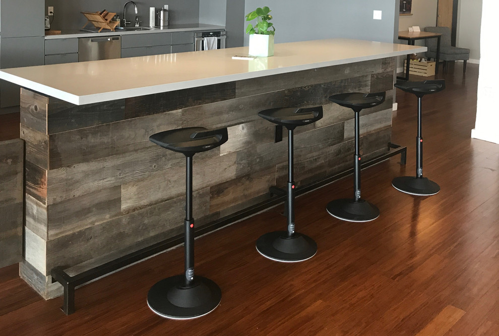 Idee per una cucina minimalista chiusa e di medie dimensioni con ante lisce, ante grigie, top in quarzite, pavimento in legno massello medio e pavimento marrone