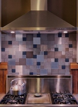 Foto di una cucina boho chic con top in cemento, paraspruzzi con piastrelle di metallo e pavimento in sughero