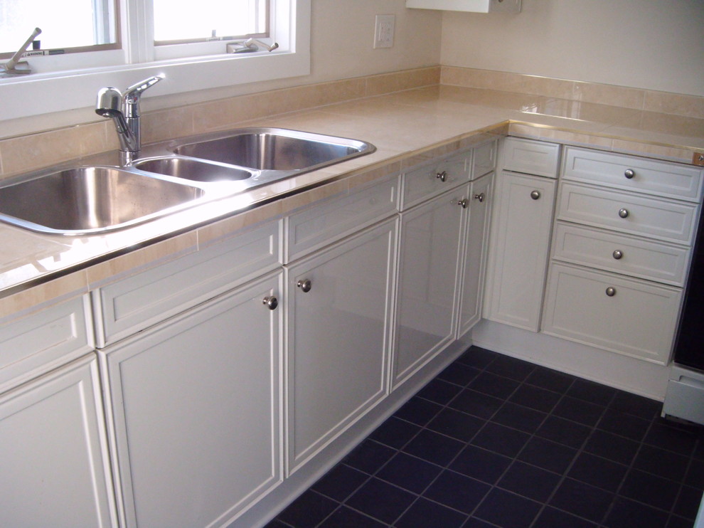 Esempio di una piccola cucina a L chic con lavello a tripla vasca, ante bianche, top piastrellato e pavimento in gres porcellanato