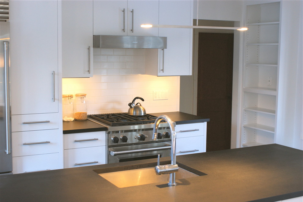 Exempel på ett litet modernt kök, med en undermonterad diskho, släta luckor, vita skåp, bänkskiva i koppar, vitt stänkskydd, stänkskydd i tunnelbanekakel, rostfria vitvaror, klinkergolv i keramik och en köksö
