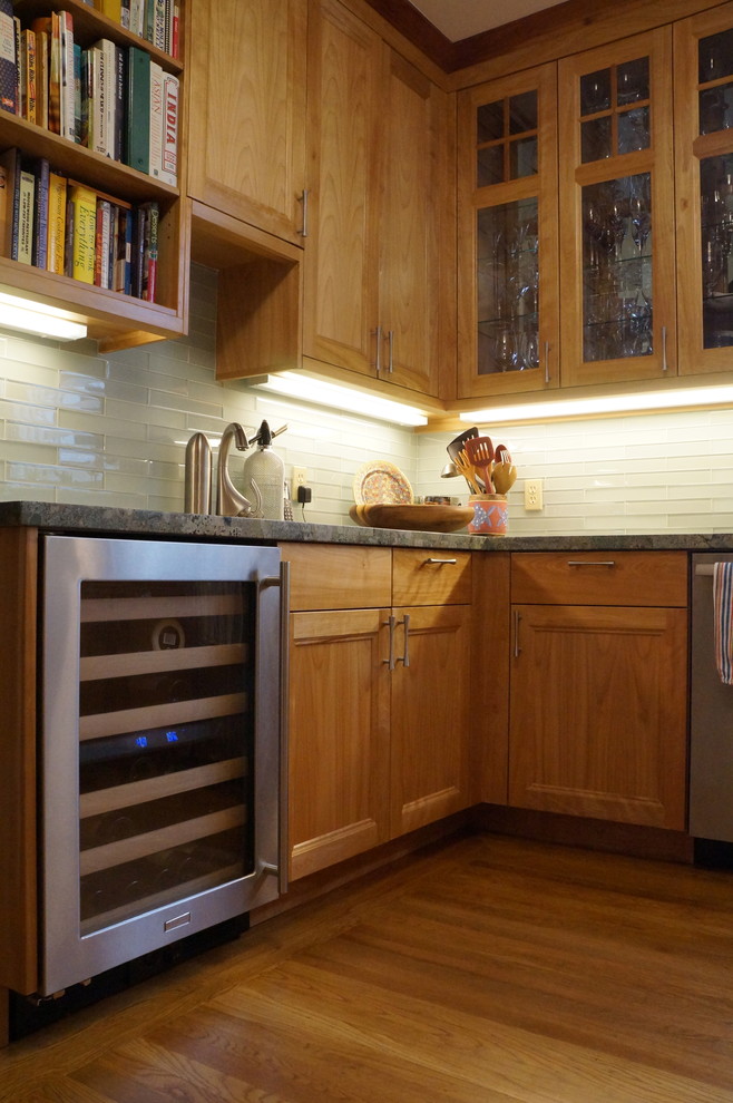 Inspiration pour une cuisine ouverte traditionnelle en U et bois brun avec un placard à porte shaker, un plan de travail en granite, une crédence verte, une crédence en carreau de verre, un électroménager blanc et un sol en bois brun.