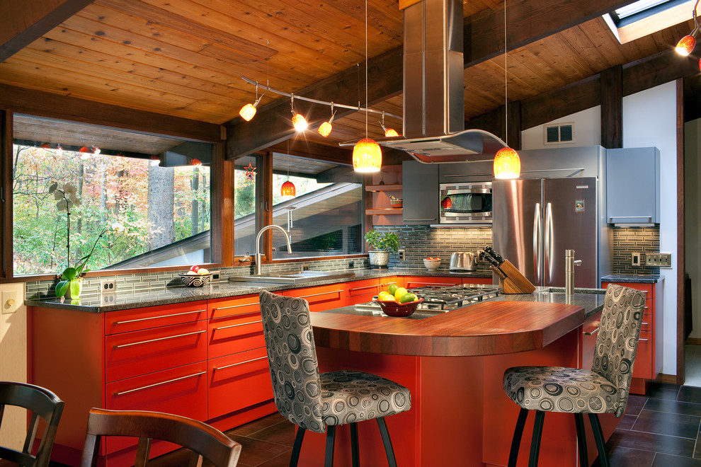 Esempio di una cucina minimal di medie dimensioni con lavello da incasso, ante lisce, ante rosse, top in granito, paraspruzzi grigio e elettrodomestici in acciaio inossidabile