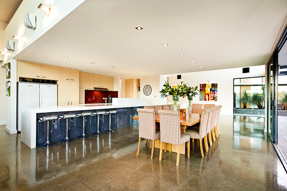 Источник вдохновения для домашнего уюта: кухня в современном стиле с обеденным столом, плоскими фасадами и светлыми деревянными фасадами
