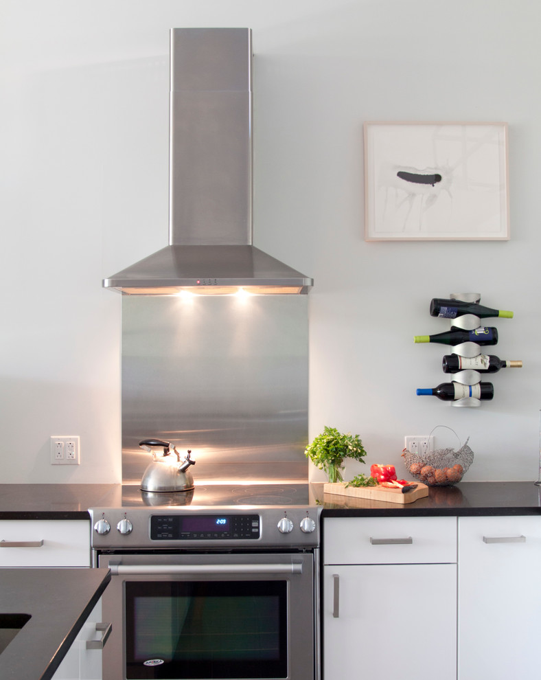 Esempio di una cucina contemporanea con ante lisce, ante bianche, paraspruzzi bianco, paraspruzzi con piastrelle diamantate e elettrodomestici in acciaio inossidabile