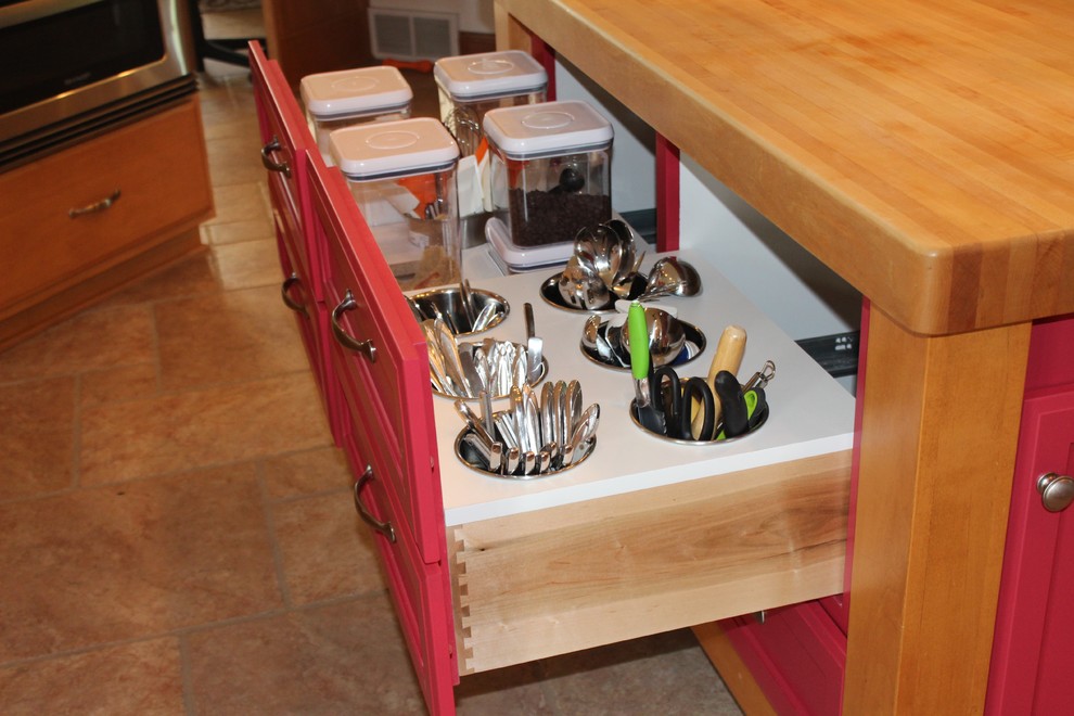 Exempel på ett litet klassiskt kök och matrum, med luckor med infälld panel, röda skåp, träbänkskiva, rostfria vitvaror, klinkergolv i keramik och en köksö