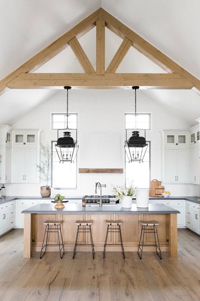 Idéer för ett stort lantligt grå l-kök, med vita skåp, vitt stänkskydd och en köksö