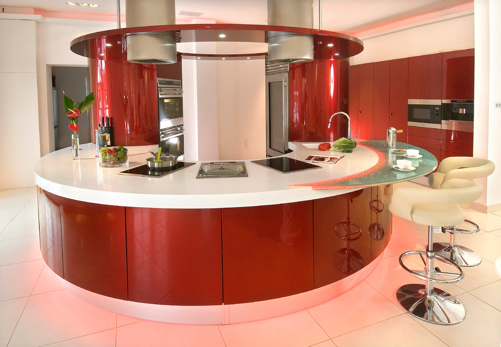 Inspiration för stora moderna kök, med en integrerad diskho, släta luckor, röda skåp, bänkskiva i koppar, rött stänkskydd, glaspanel som stänkskydd, rostfria vitvaror, klinkergolv i porslin och en halv köksö