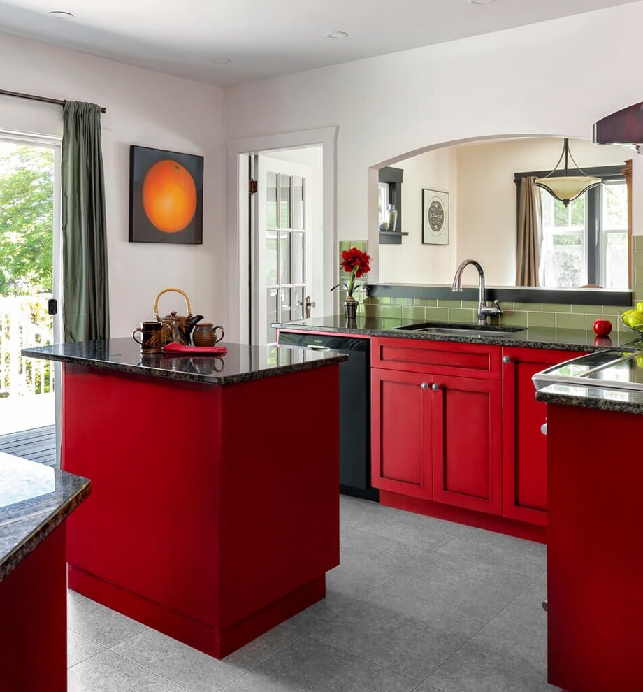 Immagine di un cucina con isola centrale chic con lavello sottopiano, ante in stile shaker, ante rosse, paraspruzzi verde, paraspruzzi con piastrelle diamantate, elettrodomestici neri, pavimento grigio e top nero
