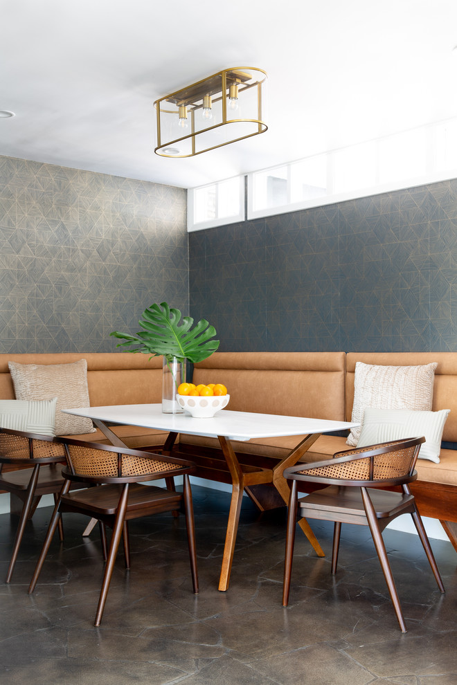 Idée de décoration pour une grande salle à manger ouverte sur le salon design avec un mur multicolore, un sol en calcaire et un sol marron.