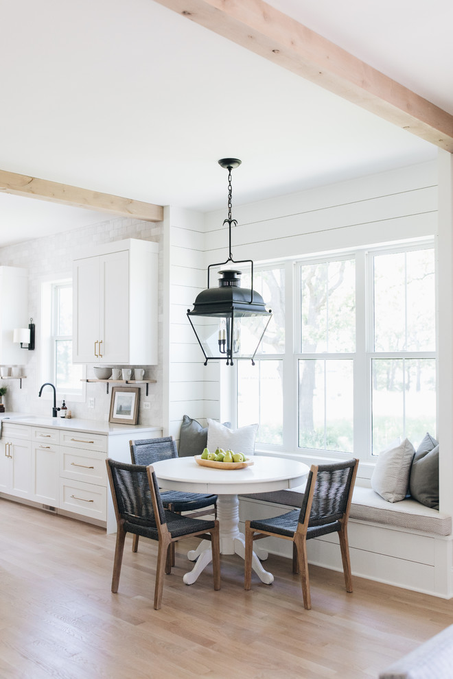 Imagen de cocina de estilo de casa de campo con fregadero bajoencimera, armarios estilo shaker, suelo de madera en tonos medios y suelo marrón