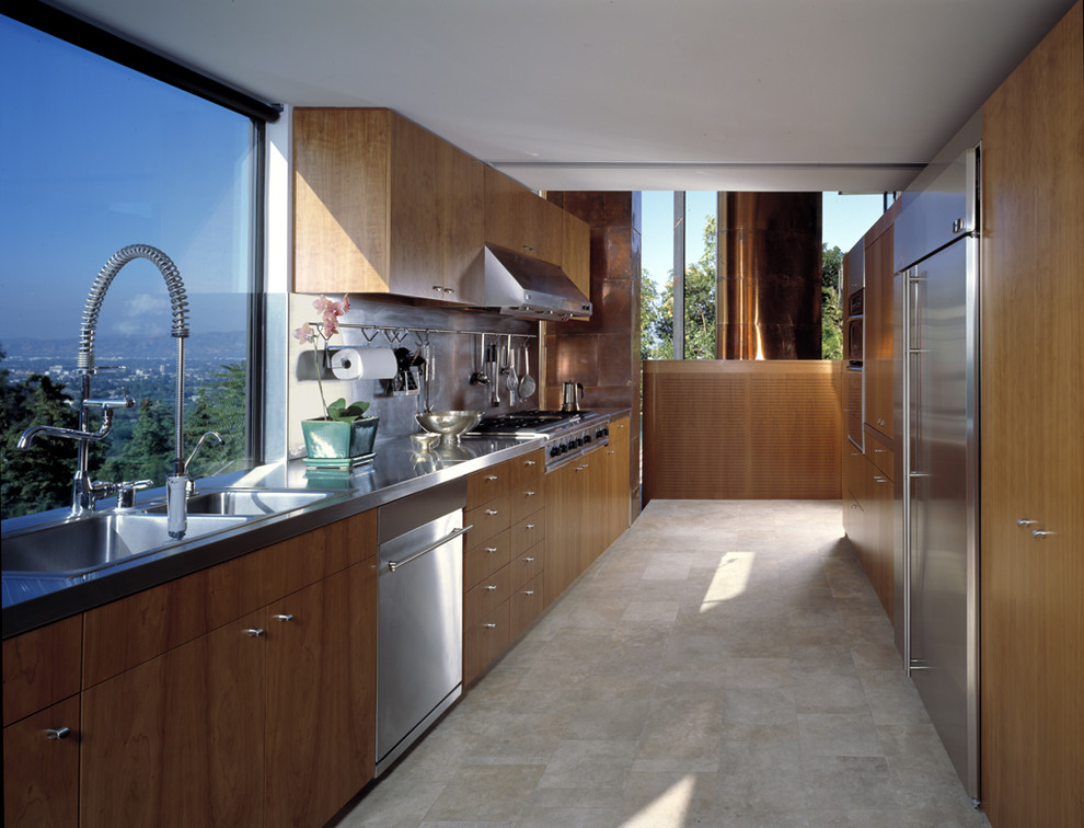 Foto de cocina comedor contemporánea de tamaño medio con armarios con paneles lisos, puertas de armario de madera clara, encimera de acero inoxidable, salpicadero verde, una isla y encimeras grises